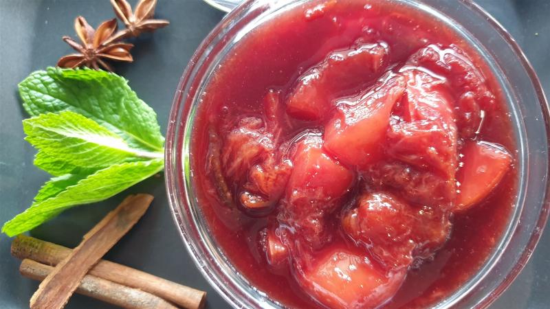 Rotwein-Pflaumen-Gruetze